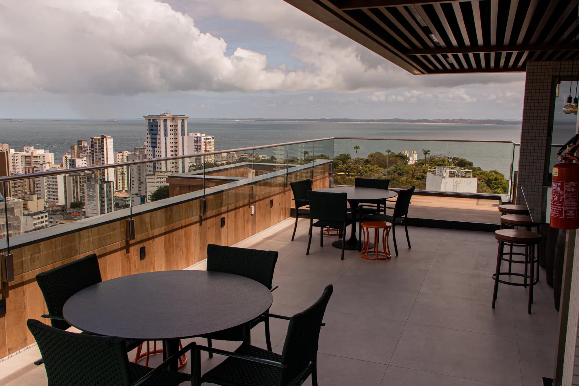 Rooftop do Lucce, com vista para o mar da Graça